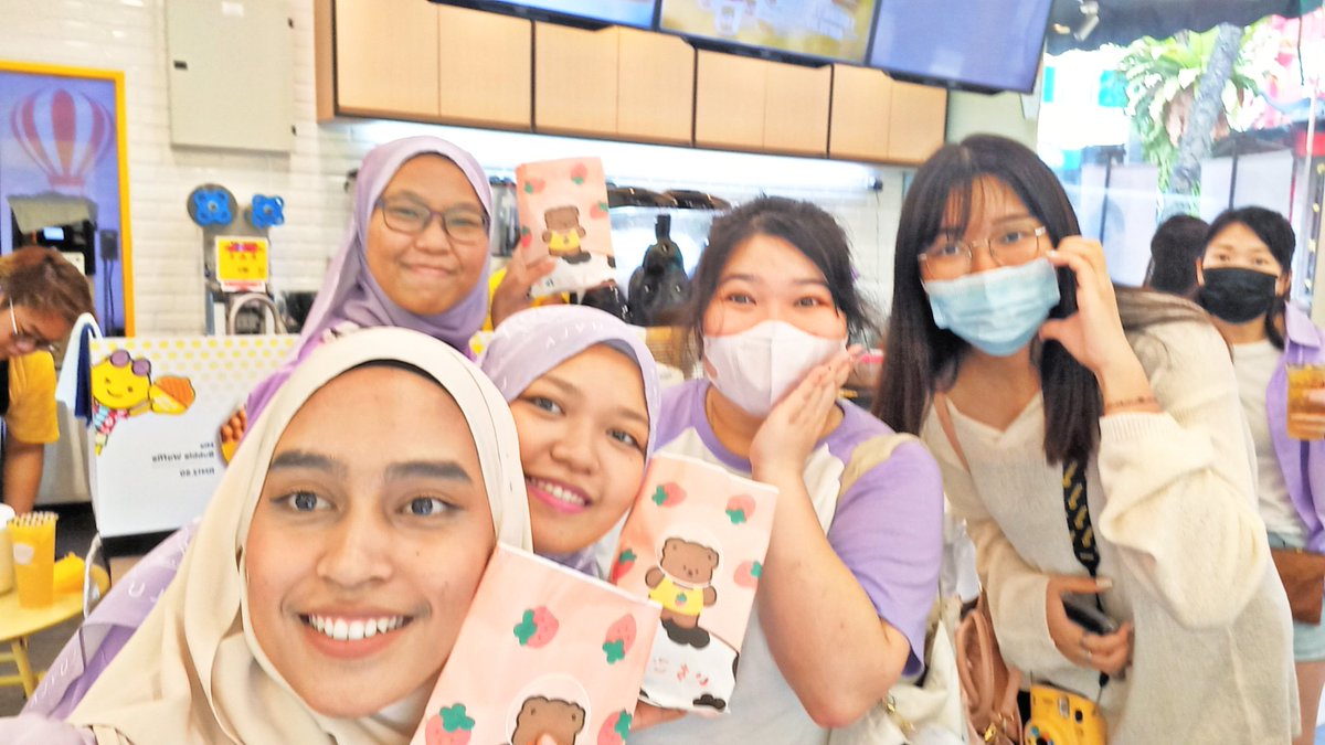 thvaria's tweet photo. My first ever cupsleeve event and i, no we, reaaally loved it ! The event was so lively with all the beautiful decorations and lots of cute freebies. Thankyou for having us π #TimeWithBTS https://t.co/zcYJ0MIdZv