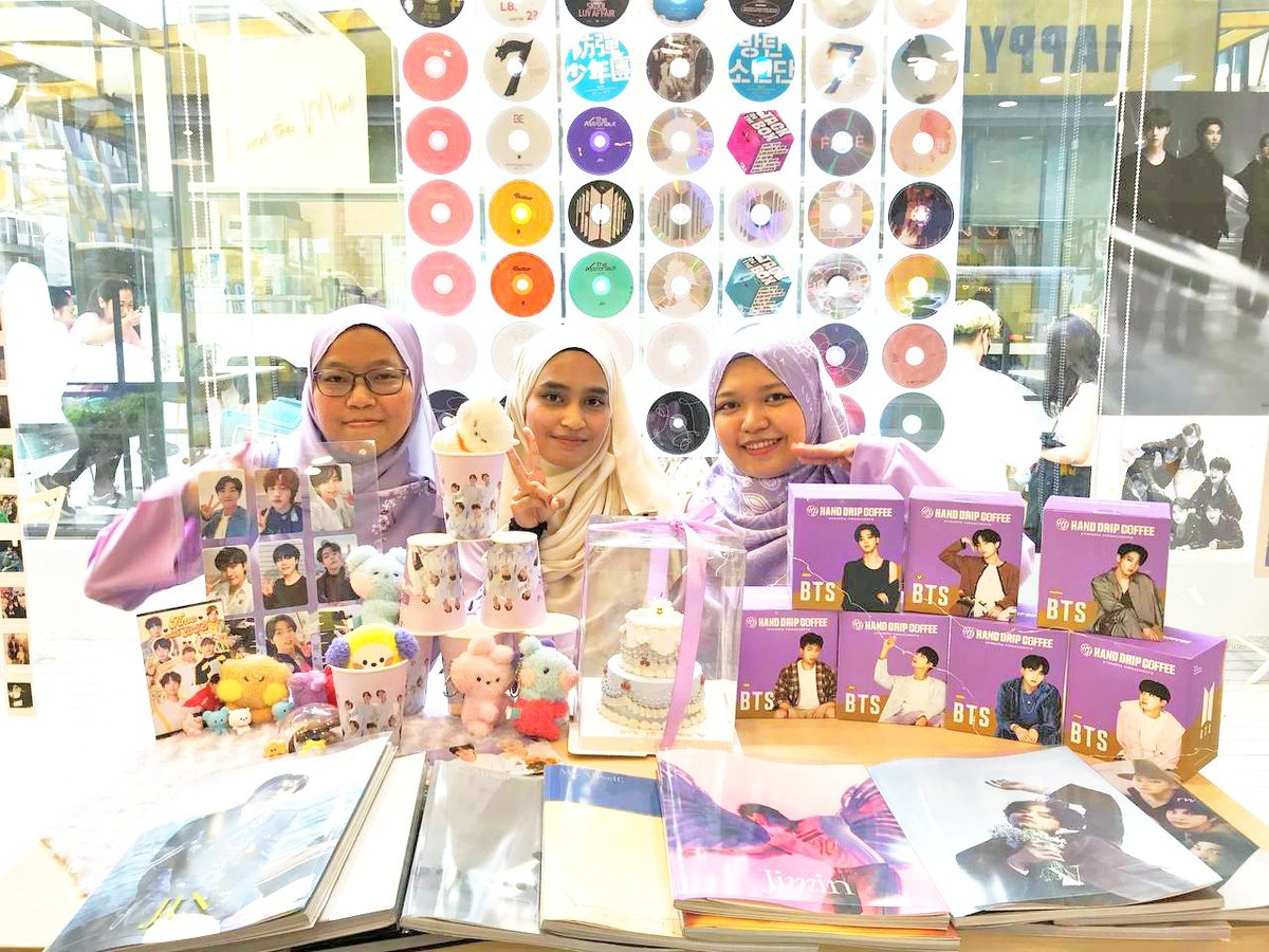 thvaria's tweet photo. My first ever cupsleeve event and i, no we, reaaally loved it ! The event was so lively with all the beautiful decorations and lots of cute freebies. Thankyou for having us π #TimeWithBTS https://t.co/zcYJ0MIdZv
