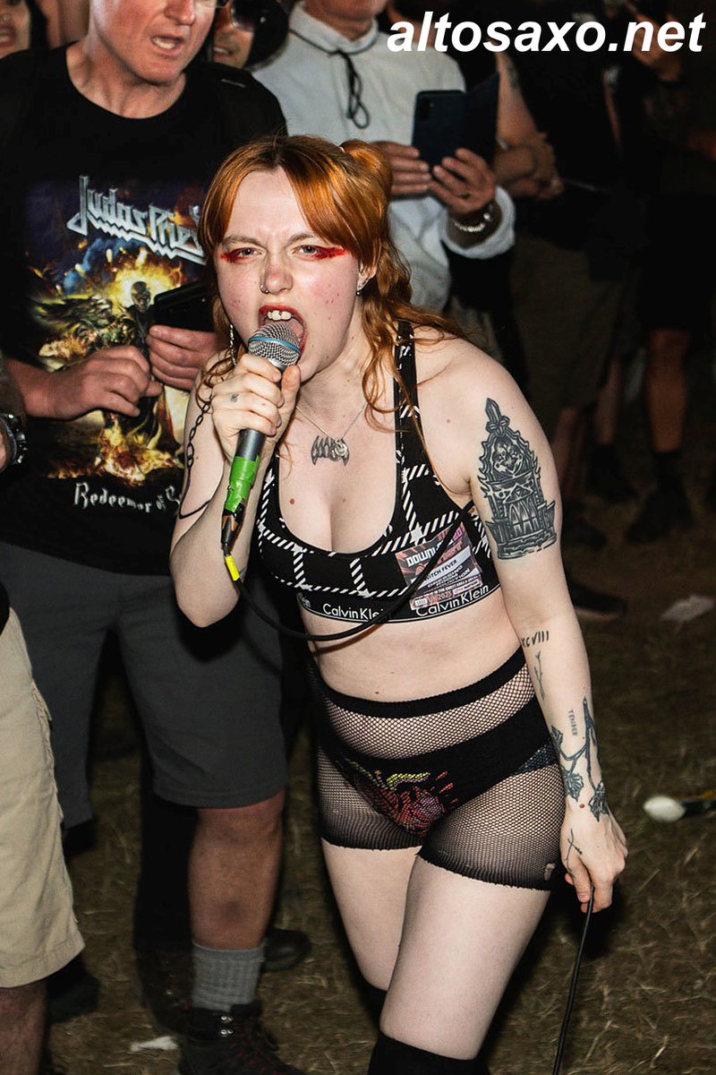 AltosaxoMusic's tweet photo. Amy Walpole of the doom punk band WITCH FEVER performs live at Download Festival 2023 in Castle Donington, England on June 9, 2023. #WitchFever #doompunk #Download2023 #DownloadFestival #DL20 #altosaxonet 
ALTOSAXO Music Apparel 
https://t.co/BQvVWUowwb https://t.co/x0lPzhisOT