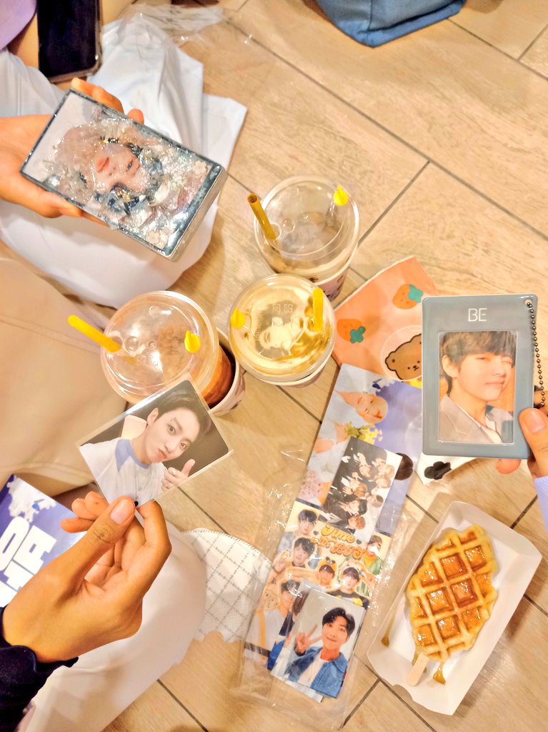 thvaria's tweet photo. My first ever cupsleeve event and i, no we, reaaally loved it ! The event was so lively with all the beautiful decorations and lots of cute freebies. Thankyou for having us π #TimeWithBTS https://t.co/zcYJ0MIdZv