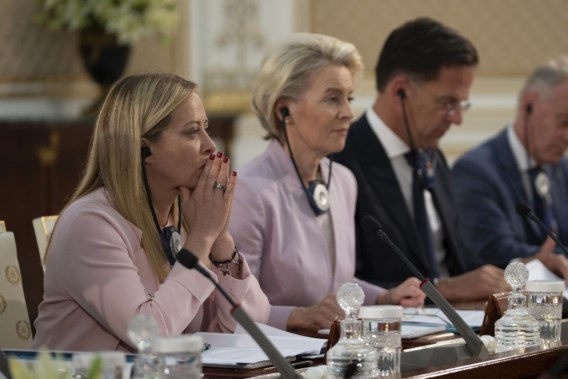 destandaard's tweet image. Europa belooft Tunesië 900 miljoen dlvr.it/SqW15t