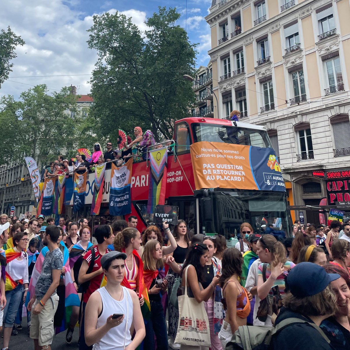 Marche des fiertés 2023 à Lyon. Aucun doute possible, la meilleure ambiance 🪩 était à bord du bus Les Audacieux / Groupe RATP  !!
Bravo aux organisateurs, spécialement à  @CDercamp !
 
#RATPgroup #RATPDev #MarcheDesFiertes <a href="/grandlyon/">Métropole de Lyon</a> @RainboldSociety