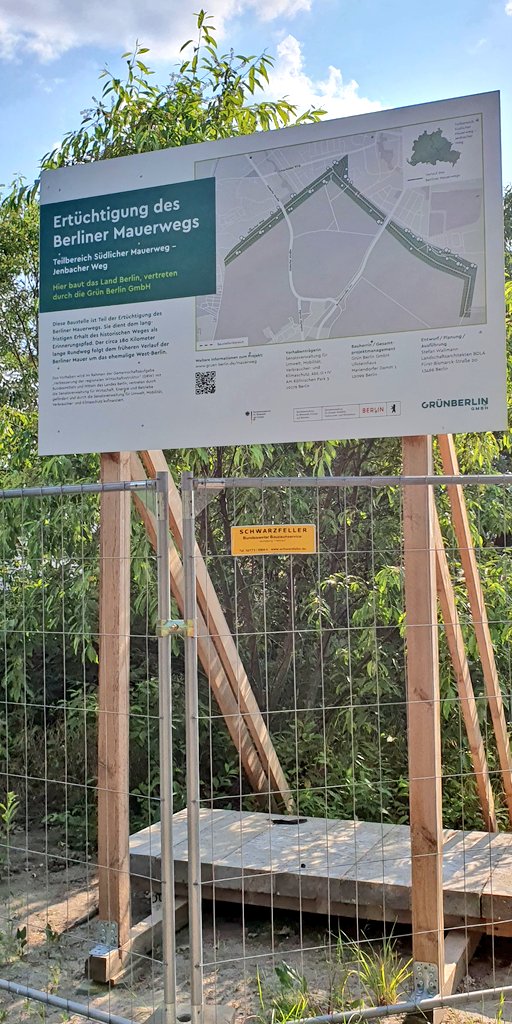 _Alex_Berlin's tweet image. Gestern radelte ich mit @OdaHassepass und @thezwitscherer geleitet vom fachkundigen Michael Cramer auf dem 2. #Mauerstreifzug von Adlershof nach Lichterfelde Süd.
Wir konnten sehen, der #Mauerweg wird ertüchtigt und die Querung unter der Dresdner Bahn wird gebaut. 👍🏼 
#Geschichte