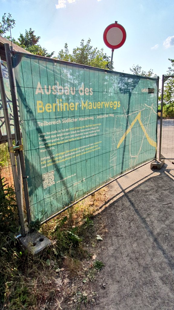 _Alex_Berlin's tweet image. Gestern radelte ich mit @OdaHassepass und @thezwitscherer geleitet vom fachkundigen Michael Cramer auf dem 2. #Mauerstreifzug von Adlershof nach Lichterfelde Süd.
Wir konnten sehen, der #Mauerweg wird ertüchtigt und die Querung unter der Dresdner Bahn wird gebaut. 👍🏼 
#Geschichte
