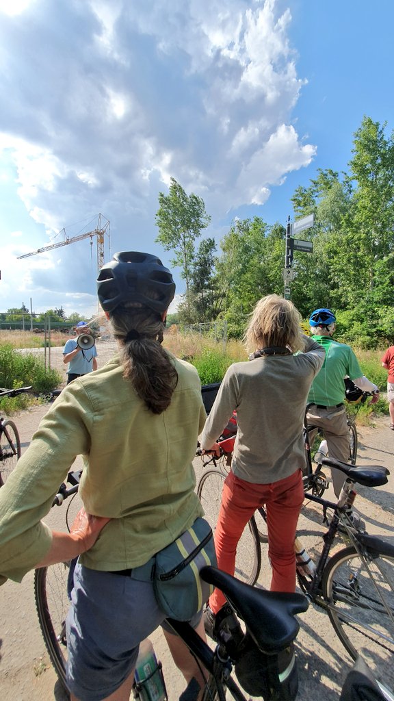 _Alex_Berlin's tweet image. Gestern radelte ich mit @OdaHassepass und @thezwitscherer geleitet vom fachkundigen Michael Cramer auf dem 2. #Mauerstreifzug von Adlershof nach Lichterfelde Süd.
Wir konnten sehen, der #Mauerweg wird ertüchtigt und die Querung unter der Dresdner Bahn wird gebaut. 👍🏼 
#Geschichte