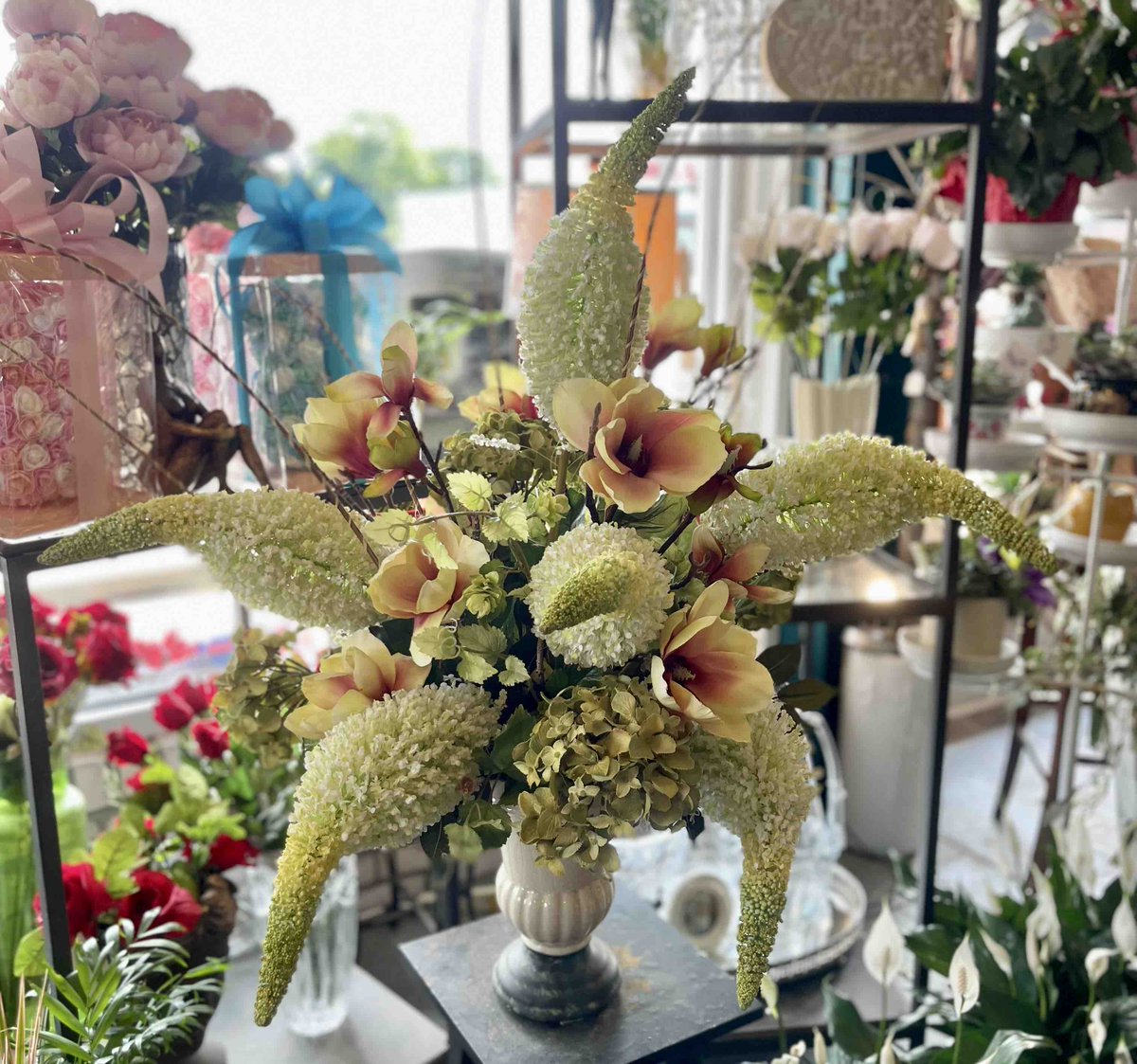 Keep your spaces in bloom all the time with artificial arrangements.
.
.
#steinflorist #steinyourflorist #flowers #florist #flowershop #shopsmall #shoplocal #smallbusiness #phillyflorist #NJflorist #artificialflowers #fakeflowers #fauxflowers #silkflowers #foxtail #beautiful