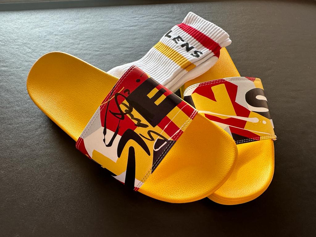 Footballogue's tweet image. On vous régale pour la sortie du doc Prime Video &quot;Au Nord, petits secrets d&apos;une grande saison&quot; ! ❤💛

🎁 RT + Follow @PVSportFR et @Footballogue pour tenter de remporter une paire de claquettes dédicacée par Seko Fofana ! 

🍀 TAS le 16/06/2023