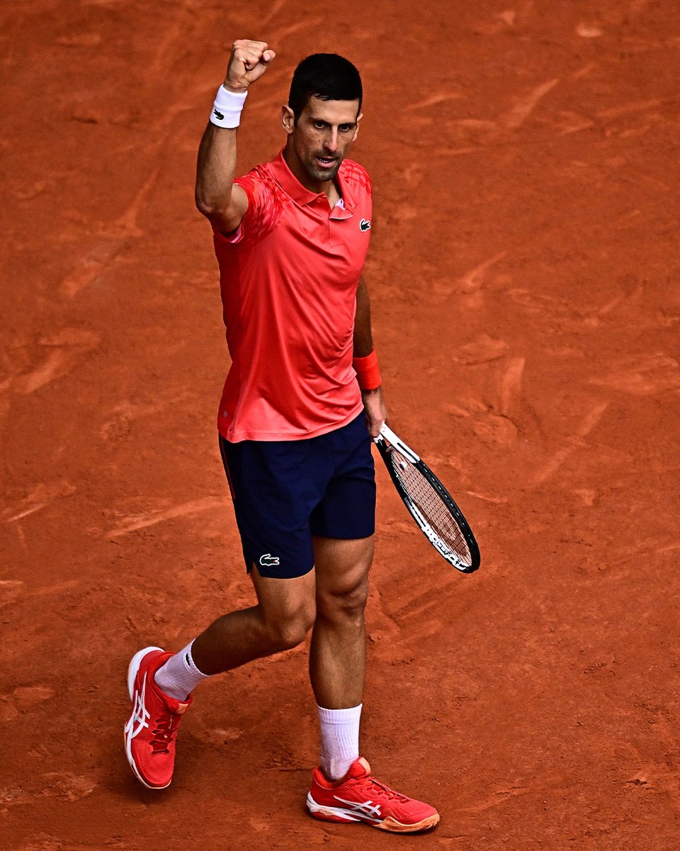 Novak Djokovic takes a grueling first set!