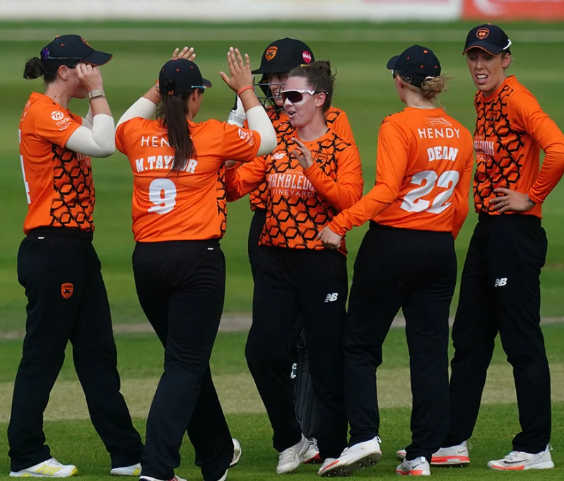 _hypocaust's tweet photo. Southern Vipers were the best bowling team in the #CEcup, and Linsey Smith was a standout among their frugal attack.

Smith finished with the 2nd most wickets (13) &amp; the best economy rate in the tournament (5.08rpo), conceding a boundary just once every 1.5 overs bowled. https://t.co/wNh1m7yVMF