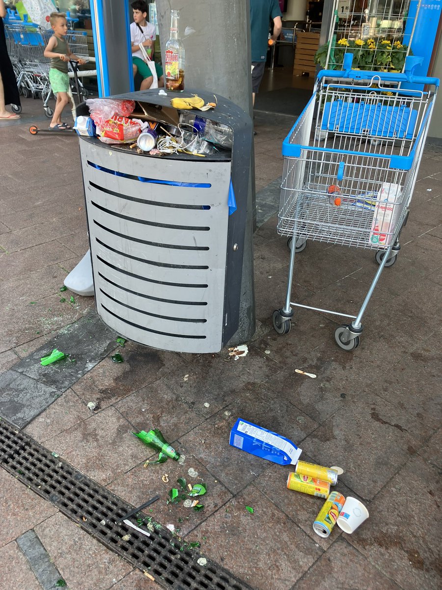 rotterdamsetoos's tweet photo. @nesselande overal overvolle bakken .. met dit weer en deze grote aantallen bezoekers toch wat vaker legen denk ik, het maltaplein ziet er uit als een vuilnisbelt zo jammer https://t.co/Qx6qcWut98