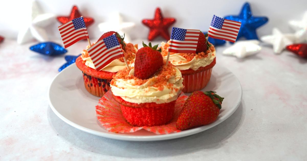My_SimpleThings's tweet photo. These sweet and moist Strawberry Crunch Cupcakes are quick &amp; easy, yet packed with flavor and so tender. These are a great idea for holidays and get togethers. Top with fresh berries, sprinkles, &amp; more to create treats all will love! https://t.co/Xw2Pm1kvQF via @My_SimpleThings https://t.co/drUGKDqEbC
