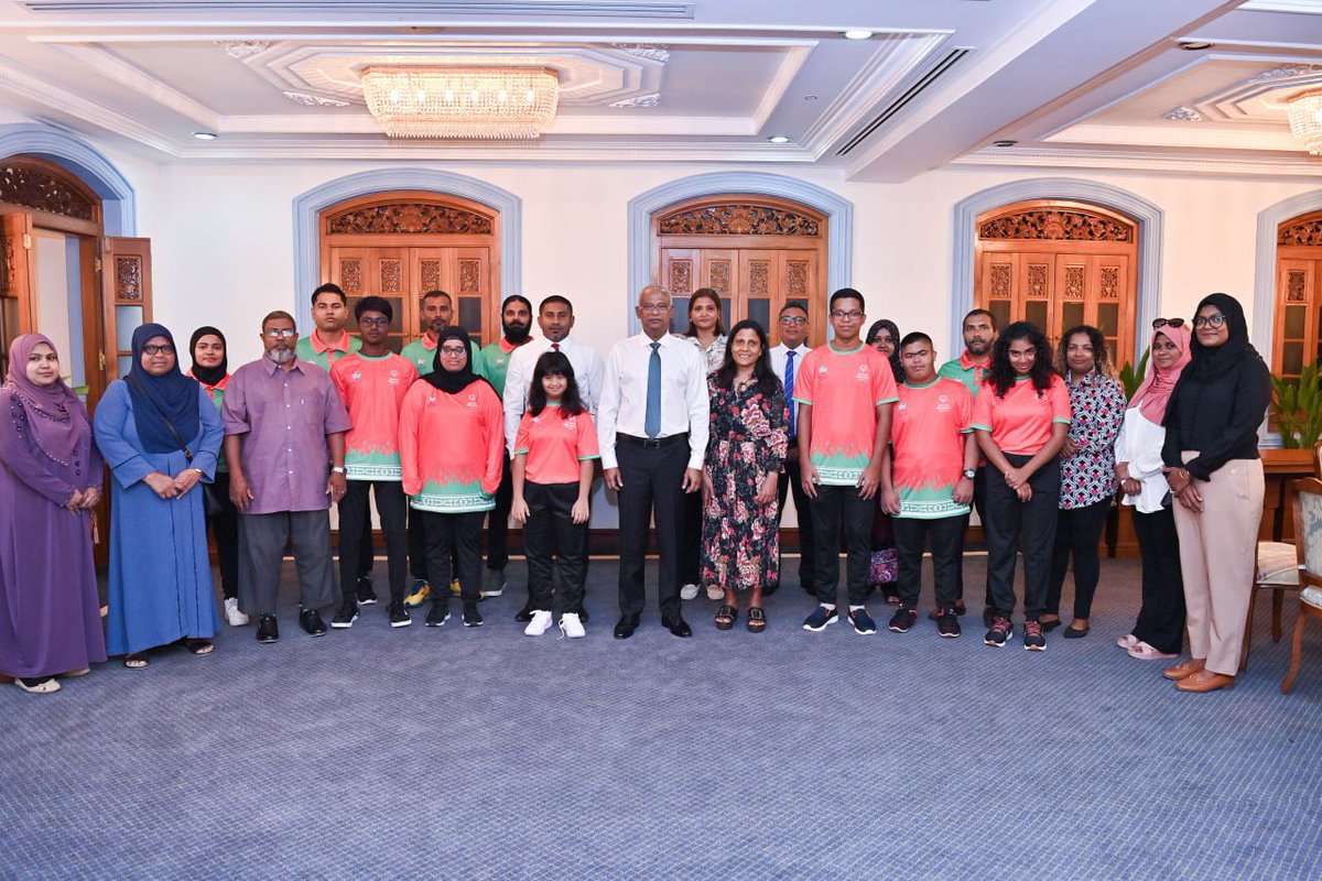 AhmedMahloof's tweet photo. ރައީސްގެ އަނބިކަނބަލުން ފަޒްނާ އަހްމަދު މިއަދުވަނީ ޖަރުމަނުގައި އޮންނަ ސްޕެޝަލް އޮލިމްޕިކްސް ވޯލްޑް ގޭމްސްގައި ވާދަކުރާ ދިވެހި އެތުލީޓުންނާއި ބައްދަލުކުރައްވާ ހިތްވަރުދެއްވާފަ. ނުކުޅެދުންތެރިކަން ހުންނަފަރާތްތަކާއި ހާއްސައެހީތެރިކަން ހުންނަ ފަރާތްތަކުގެކަންކަން ގާތުންބައްލަވާ އަދި ދެއްވާ އެހީތެރިކަމަށް ޝުކުރު ދަންނަވަން.

ވަގުތުކޮޅެއް ހުސްކޮށްދެއްވާ މިހާއްސަ ކުދިންނާއި ރައީސް @ibusolih ބައްދަލުކޮށްލެއްވުމަކީ އެކުދިންނަށް ލިބުނު ވަރަށްބޮޑު ހިތްވަރެއް އަދި ހިތްހަމަޖެހުމެއް.

އިރާދަކުރެއްވިއްޔާ މިއެތުލީޓުންވެސް ދިވެހިރާއްޖެ ފަޚުރުވެރިކޮށްދޭނެ. ފުރިހަމަ ކާމިޔާބަށްއެދެން. 🇲🇻