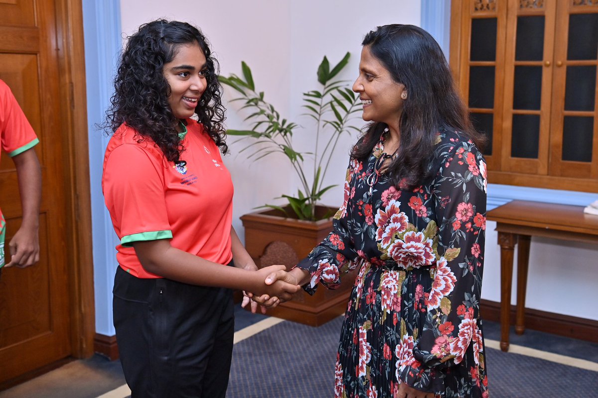 AhmedMahloof's tweet photo. ރައީސްގެ އަނބިކަނބަލުން ފަޒްނާ އަހްމަދު މިއަދުވަނީ ޖަރުމަނުގައި އޮންނަ ސްޕެޝަލް އޮލިމްޕިކްސް ވޯލްޑް ގޭމްސްގައި ވާދަކުރާ ދިވެހި އެތުލީޓުންނާއި ބައްދަލުކުރައްވާ ހިތްވަރުދެއްވާފަ. ނުކުޅެދުންތެރިކަން ހުންނަފަރާތްތަކާއި ހާއްސައެހީތެރިކަން ހުންނަ ފަރާތްތަކުގެކަންކަން ގާތުންބައްލަވާ އަދި ދެއްވާ އެހީތެރިކަމަށް ޝުކުރު ދަންނަވަން.

ވަގުތުކޮޅެއް ހުސްކޮށްދެއްވާ މިހާއްސަ ކުދިންނާއި ރައީސް @ibusolih ބައްދަލުކޮށްލެއްވުމަކީ އެކުދިންނަށް ލިބުނު ވަރަށްބޮޑު ހިތްވަރެއް އަދި ހިތްހަމަޖެހުމެއް.

އިރާދަކުރެއްވިއްޔާ މިއެތުލީޓުންވެސް ދިވެހިރާއްޖެ ފަޚުރުވެރިކޮށްދޭނެ. ފުރިހަމަ ކާމިޔާބަށްއެދެން. 🇲🇻