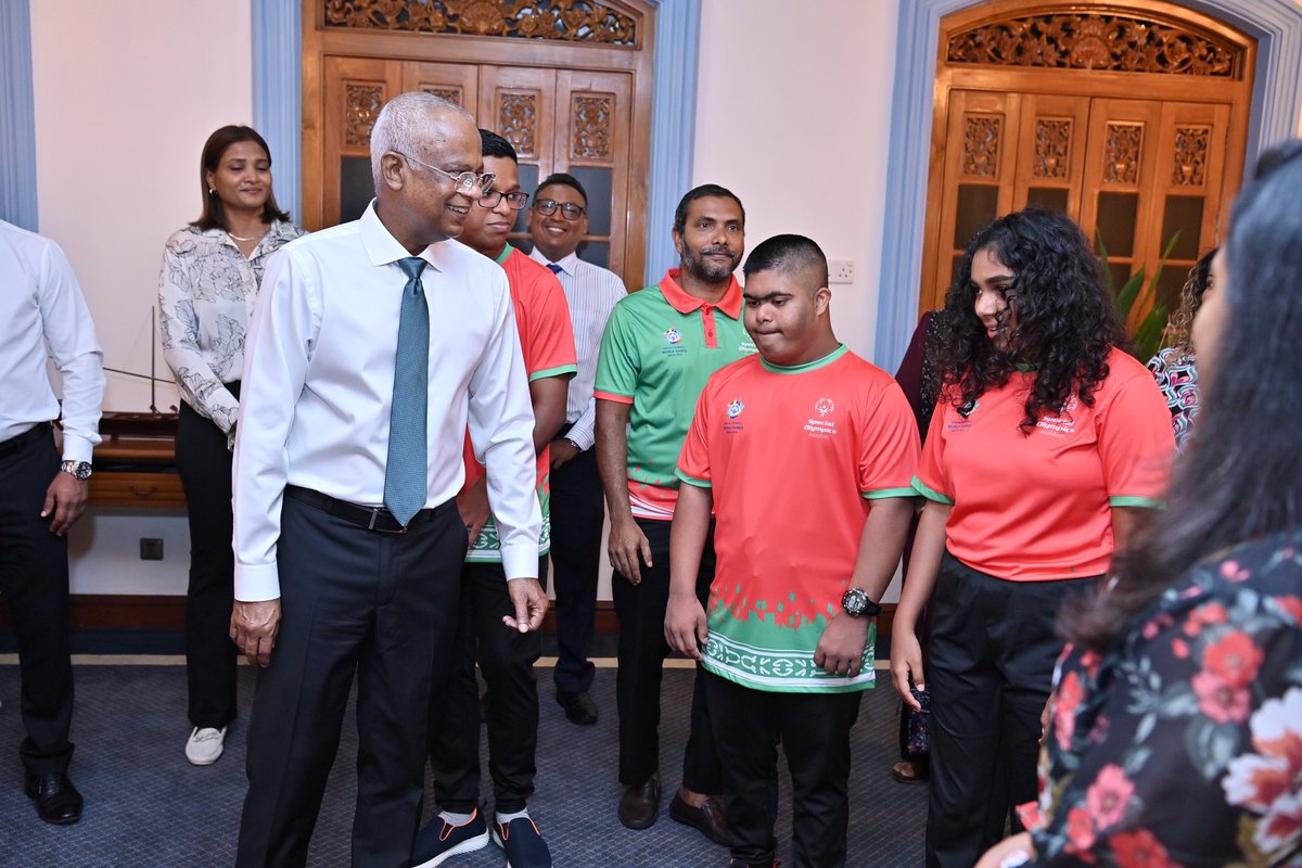 AhmedMahloof's tweet photo. ރައީސްގެ އަނބިކަނބަލުން ފަޒްނާ އަހްމަދު މިއަދުވަނީ ޖަރުމަނުގައި އޮންނަ ސްޕެޝަލް އޮލިމްޕިކްސް ވޯލްޑް ގޭމްސްގައި ވާދަކުރާ ދިވެހި އެތުލީޓުންނާއި ބައްދަލުކުރައްވާ ހިތްވަރުދެއްވާފަ. ނުކުޅެދުންތެރިކަން ހުންނަފަރާތްތަކާއި ހާއްސައެހީތެރިކަން ހުންނަ ފަރާތްތަކުގެކަންކަން ގާތުންބައްލަވާ އަދި ދެއްވާ އެހީތެރިކަމަށް ޝުކުރު ދަންނަވަން.

ވަގުތުކޮޅެއް ހުސްކޮށްދެއްވާ މިހާއްސަ ކުދިންނާއި ރައީސް @ibusolih ބައްދަލުކޮށްލެއްވުމަކީ އެކުދިންނަށް ލިބުނު ވަރަށްބޮޑު ހިތްވަރެއް އަދި ހިތްހަމަޖެހުމެއް.

އިރާދަކުރެއްވިއްޔާ މިއެތުލީޓުންވެސް ދިވެހިރާއްޖެ ފަޚުރުވެރިކޮށްދޭނެ. ފުރިހަމަ ކާމިޔާބަށްއެދެން. 🇲🇻