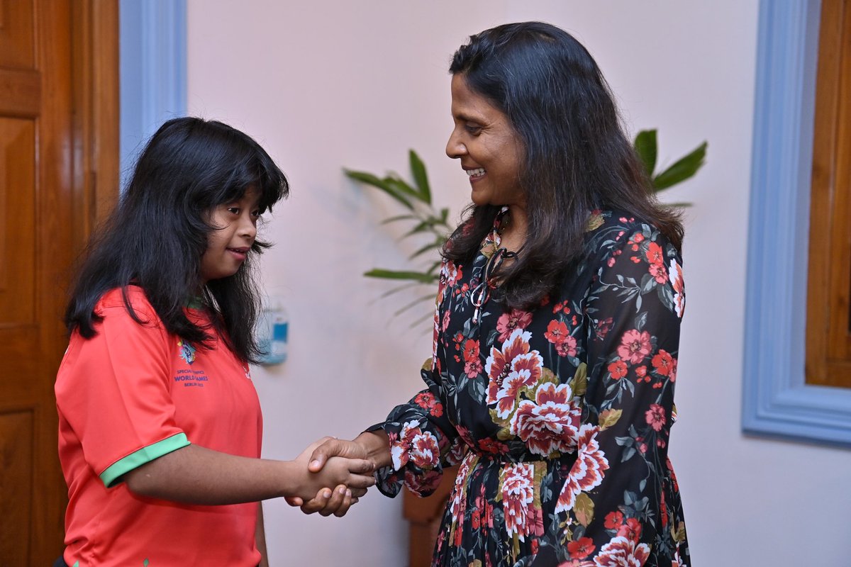 AhmedMahloof's tweet photo. ރައީސްގެ އަނބިކަނބަލުން ފަޒްނާ އަހްމަދު މިއަދުވަނީ ޖަރުމަނުގައި އޮންނަ ސްޕެޝަލް އޮލިމްޕިކްސް ވޯލްޑް ގޭމްސްގައި ވާދަކުރާ ދިވެހި އެތުލީޓުންނާއި ބައްދަލުކުރައްވާ ހިތްވަރުދެއްވާފަ. ނުކުޅެދުންތެރިކަން ހުންނަފަރާތްތަކާއި ހާއްސައެހީތެރިކަން ހުންނަ ފަރާތްތަކުގެކަންކަން ގާތުންބައްލަވާ އަދި ދެއްވާ އެހީތެރިކަމަށް ޝުކުރު ދަންނަވަން.

ވަގުތުކޮޅެއް ހުސްކޮށްދެއްވާ މިހާއްސަ ކުދިންނާއި ރައީސް @ibusolih ބައްދަލުކޮށްލެއްވުމަކީ އެކުދިންނަށް ލިބުނު ވަރަށްބޮޑު ހިތްވަރެއް އަދި ހިތްހަމަޖެހުމެއް.

އިރާދަކުރެއްވިއްޔާ މިއެތުލީޓުންވެސް ދިވެހިރާއްޖެ ފަޚުރުވެރިކޮށްދޭނެ. ފުރިހަމަ ކާމިޔާބަށްއެދެން. 🇲🇻