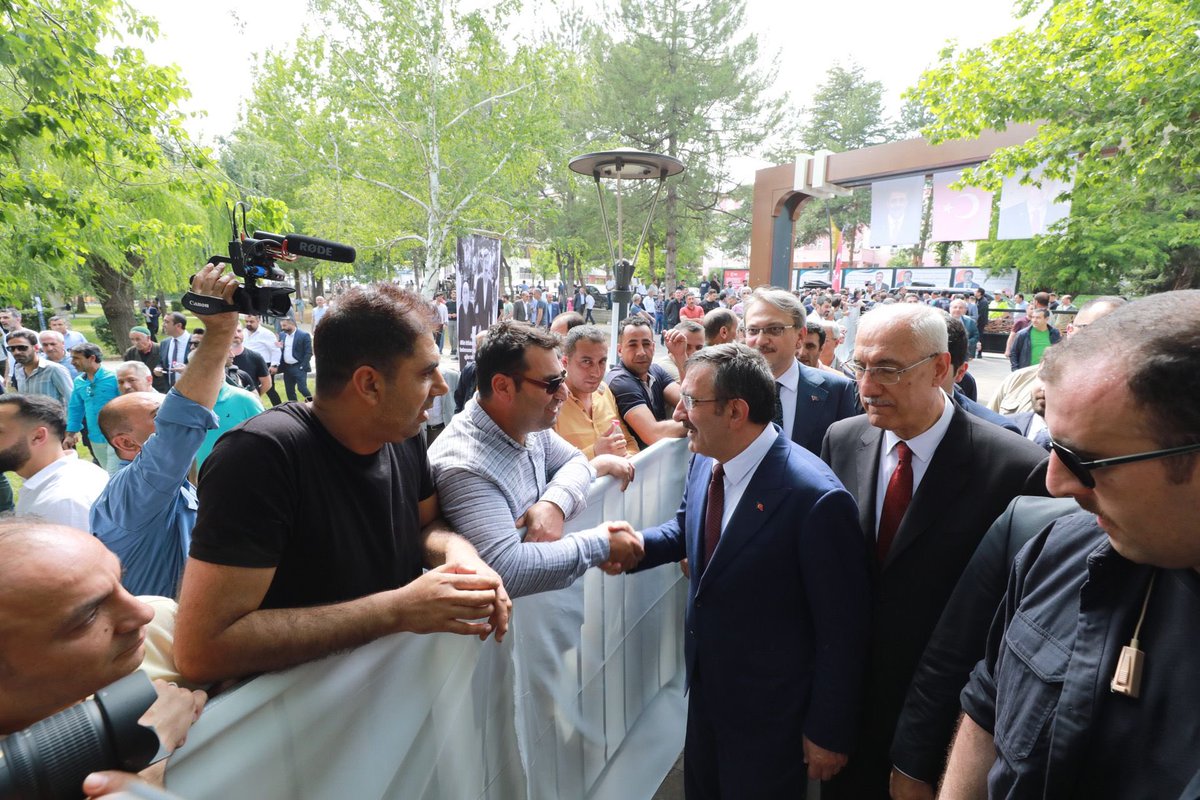 📍Kültür Park

Cumhurbaşkanı Yardımcımız Sayın Cevdet Yılmaz, Kültür Parkta düzenlenen “Halk Buluşması” programında hemşehrilerimizle bir araya geldi.