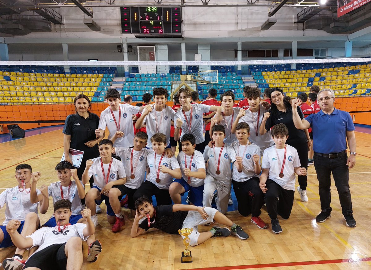 06-11 Haziran 2023 tarihinde Kırıkkale'de yapılan Okul Sporları Yıldız Erkekler Voleybol Türkiye Şampiyonasında
 Okulumuz Fevzi Çakmak Ortaokulu "Türkiye Üçüncüsü" oldu.Antrenör Hesna ÇELİK ve öğrencilerimizi kutluyorum.👏🏆🥇🇹🇷❤