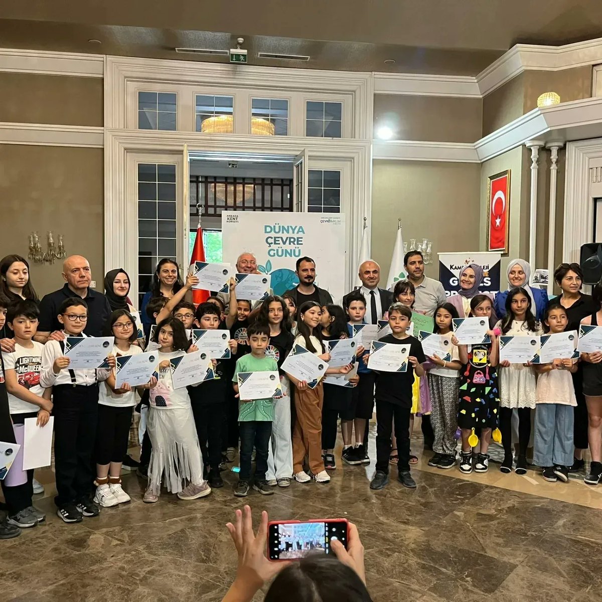 Öğrencilerimizde çevre bilinci ve duyarlılığı oluşturmak için çıktığımız bu yolda sizinle birlikte ilerlemekten onur duyuyoruz.Bu güzel farkındalık gününde destekleriniz için teşekkur ederiz <a href="/Omer_San/">Ömer ŞAN</a> <a href="/halilibrahimy_/">Halil İbrahim YILMAZ</a> <a href="/hakanozer2/">hakan ozer</a> <a href="/AJRodriguezUN/">Alvaro Rodriguez</a> <a href="/UN_Turkiye/">Birleşmiş Milletler Türkiye</a> <a href="/baskentgenclikk/">Başkent Gençlik Meclisi</a> <a href="/tcmeb/">Millî Eğitim Bakanlığı</a>