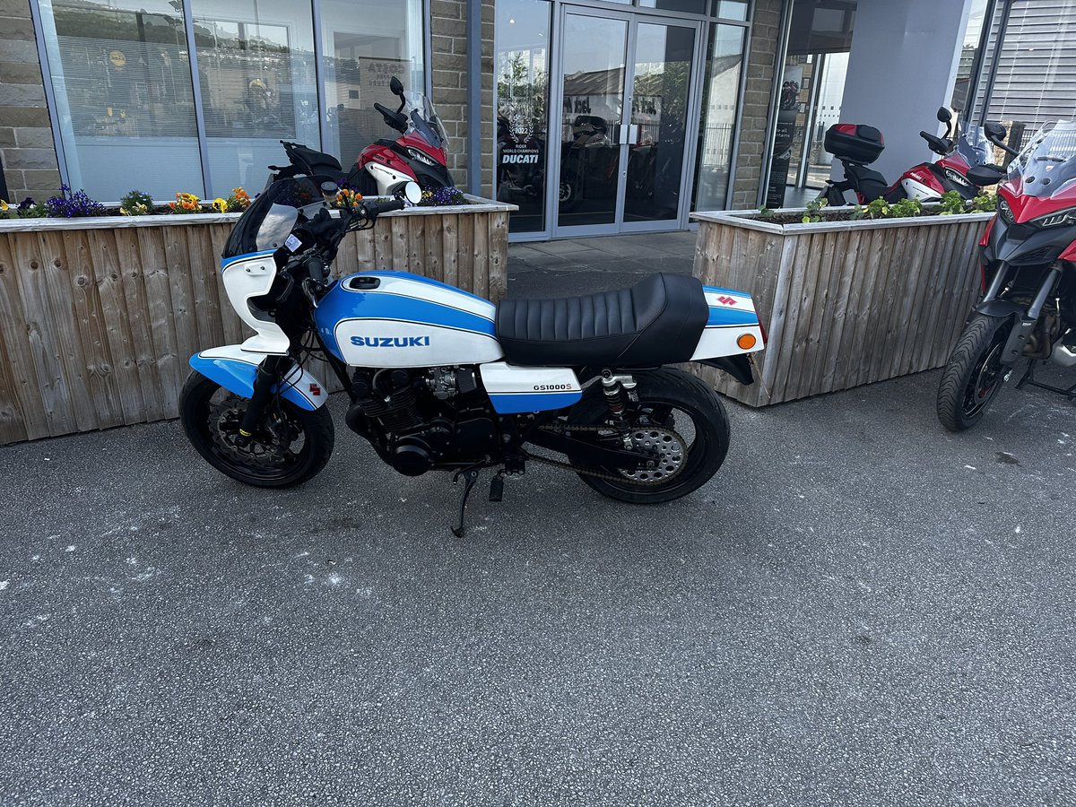 Chrishannam3's tweet photo. Went out for a short 25 mile ride yesterday to test out the new footpegs and lock up clutch , also with fresh paint due to trailer damage on last yrs moto piston rally , the bike handles great now with a few tweaks on the suspension so just a bolt check and a longer run 😎👍 https://t.co/qph4zjtilf