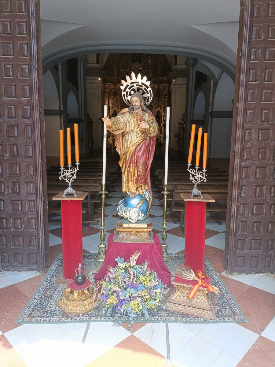 HumildadMontoro's tweet photo. Pequeño altar con el Sagrado Corazón para recibir al Santísimo Sacramentado esta tarde en la Parroquia de Ntra Sra del Carmen.

#AlabadoSeaElSeñor https://t.co/bn8DPDZjYX
