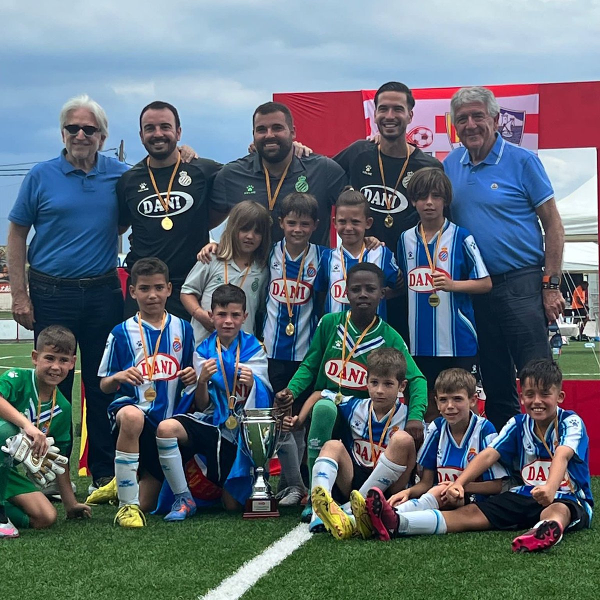 RCDE_La21's tweet photo. 🏆 CAMPIONS del 1r Torneig Dani Vilassar de Mar🏆

Victòria del Prebenjamí a la final contra el FC Barcelona per 3 a 1.

💙 Enhorabona, equip!

#RCDE | #planterRCDE https://t.co/hdSjrDpQ1U