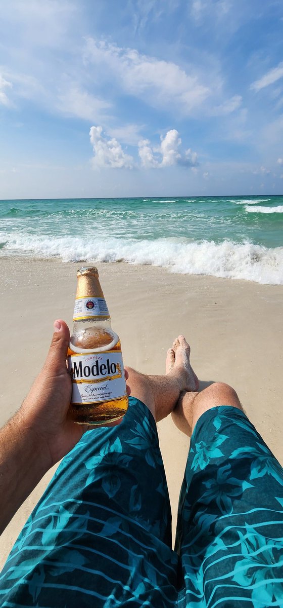 kusellis87's tweet photo. @BirdBrothersPod Early morning beach beer is the best! Cheers! https://t.co/oDO0uVqfD1
