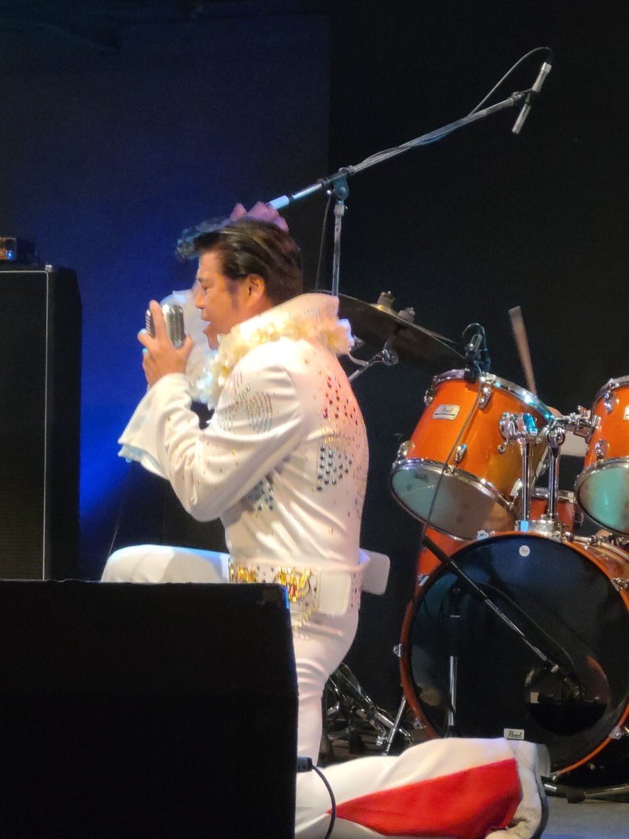 今も生きてるよ、エルヴィス 。この間の神戸。Memphisモノホンのケープ。歌は下手でも今日も何処かでエルヴィス が‼️ここ大事よな。#ElvisPresley #Elvis #ロックンロール #キング