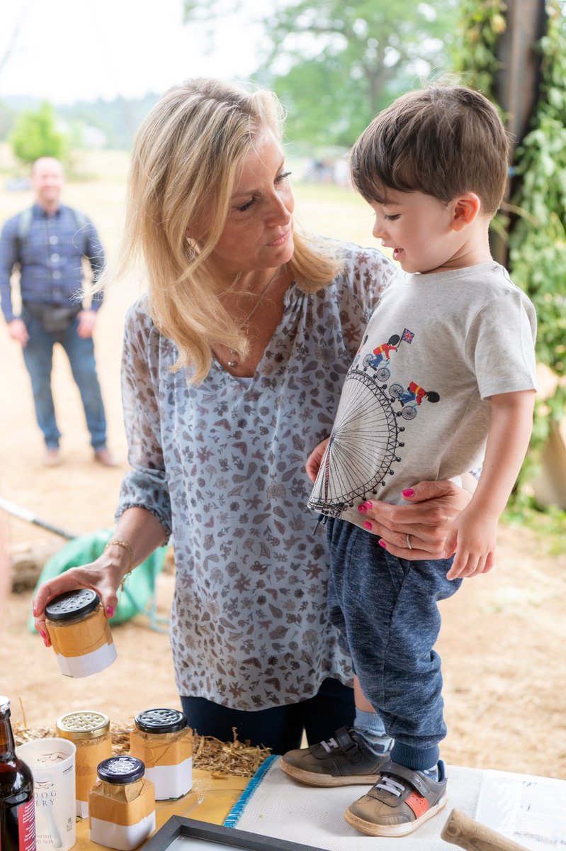 As well as food production, the environment is a key aspect for all farmers.🌳🐞🌼
HRH The Duchess of Edinburgh has today been on farm for #LOFS23, seeing the benefits of regenerative farming, the importance of biodiversity and inspiring young people!
@LEAF_Farming 
@RoyalFamily