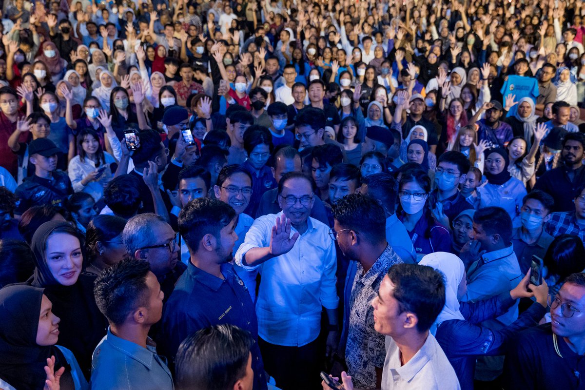 anwaribrahim's tweet photo. Tiba di Pulau Pinang untuk bersama anak-anak mahasiswa Universiti Sains Malaysia (USM) di program Temu Anwar. Turut serta pelbagai lapisan masyarakat setempat.

#MalaysiaMADANI https://t.co/62CY9zaBvL