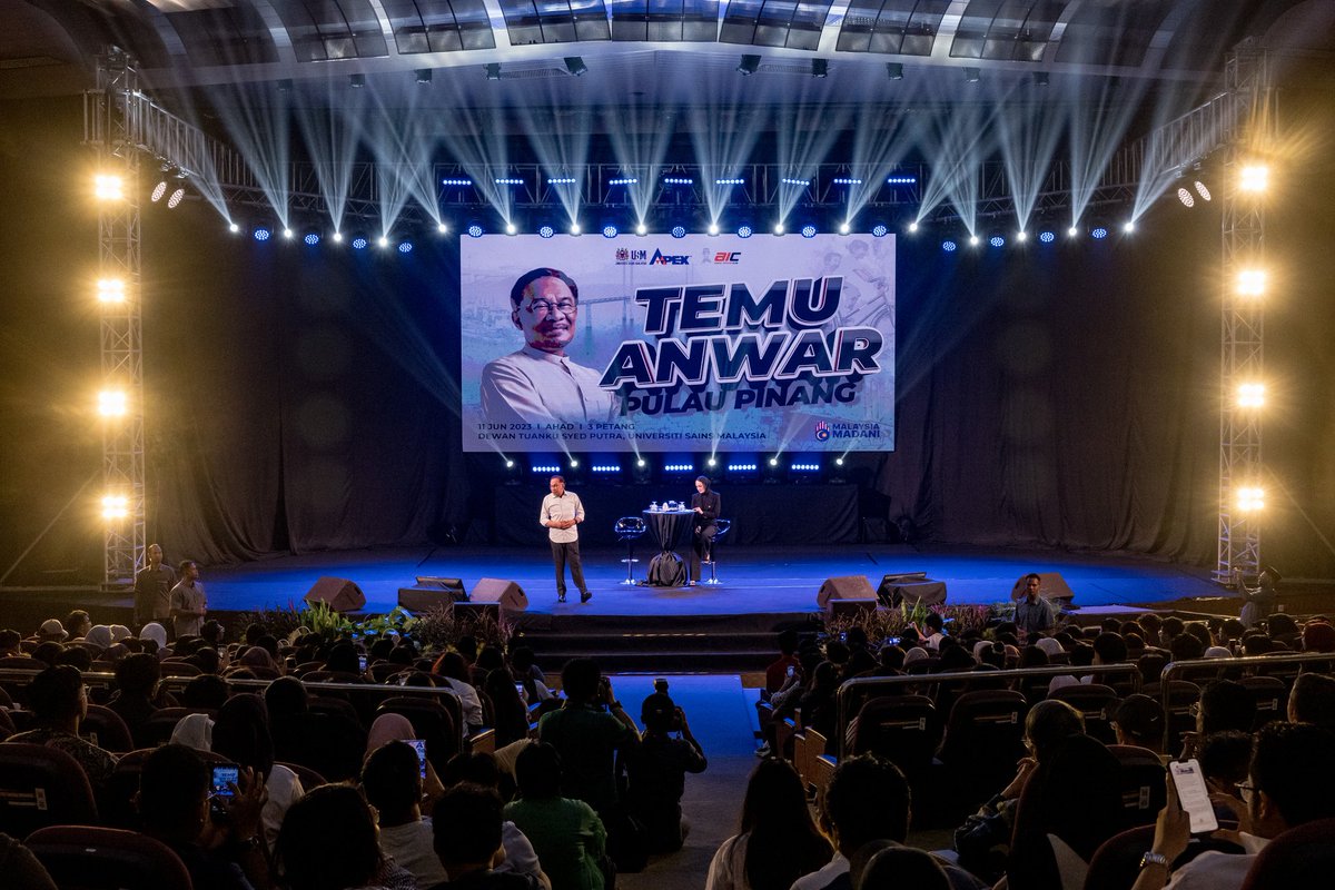 anwaribrahim's tweet photo. Tiba di Pulau Pinang untuk bersama anak-anak mahasiswa Universiti Sains Malaysia (USM) di program Temu Anwar. Turut serta pelbagai lapisan masyarakat setempat.

#MalaysiaMADANI https://t.co/62CY9zaBvL