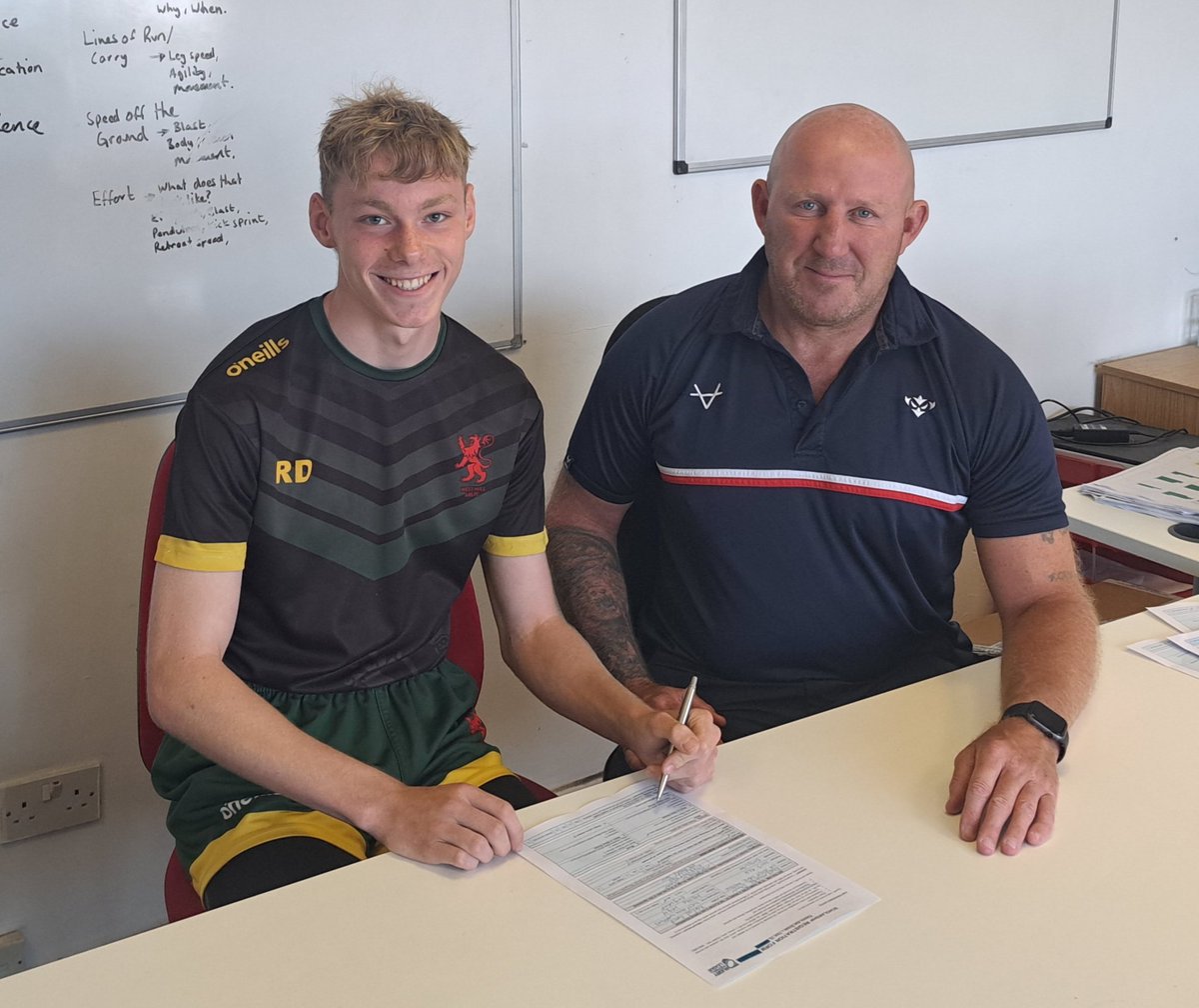 MattDunn8's tweet photo. First step achieved for the boy, scholarship forms @hullkrofficial 👏🏉❤️ https://t.co/hKtyEsADVH