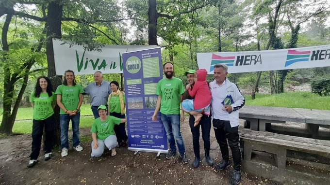 Earth Buddies at the #Bologna Montana Evergreen fest with Viva il Verde in #MonzunoWith #salvailsuolo: 
🌍land cleanup 
🌿at the Shack on the River.
#savesoil #letsmakeithappen Conscious Planet #consciousplanet #apicultura
@BolognaTG24