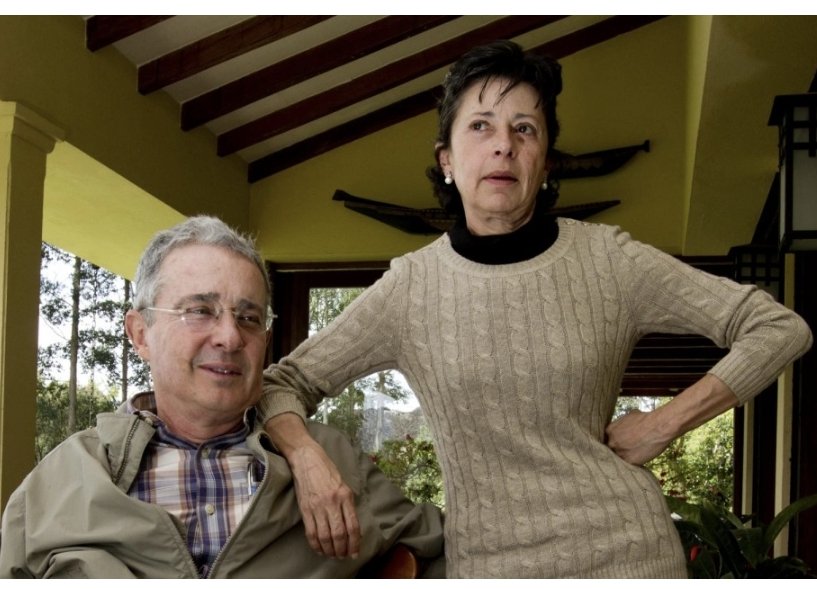 HarolNieto's tweet photo. Así transcurre un  #FelizDomingo en una finca de Córdoba....

-Lina, dónde está mi  teléfono?
- Álvaro, yo lo ví anoche sobre los papeles q estabas revisando del lote "el laguito 2", el baldío ese que nos queríamos robar y al final nos tocó entregar a la agencia nacional de tierras, q tristeza..

- Lina, por favor prudencia porque te pueden escuchar...

Se escucha a Álvaro hablar en baja voz con él mismo...-tengo q llamar ya a Vicky. 

-Alo Vicky!!

-Hola mi presidente eterno...estaba por llamarlo

- Y eso Vicky, qué ha pasado?

- No mi presidente eterno,  imagínate q los mamertos ya descubrieron  q mi suegra es la lavadora de bienes de la familia...

- Hijita, cómo así?  

- Si mi presidente eterno,  imagínate q mi suegra dejo de llamarse en el 2001 Dennis Marta Zuleta y se convirtio en Lilo de Genecco, lo malo mi presidente eterno es q mi suegro puso a nombre de ella y sus hijos incluido mi marido,  toda la fortuna para evitar el pago de los 10 mil millones de sanción que le impuso la corte suprema por corrupción....

-Hijita eso es grave, porq la pueden investigar por enriquecimiento ilícito y testaferrato,  lo mismo q a su marido...

- Eso lo sabemos, afortunadamente mi amigo el Fiscal  Francisco Barbosa a esa investigación le dió el rótulo de no ser priorizada...pero mi presidente algo me preocupa...

- Qué hijita?

-Que su ex asesora Cayita Daza, se puso hablar por tel con  un primo de la familia y quedo al descubierto q José Alfredo Gnecco,  el hermano de mi marido,  y hoy senador del partido de la U,  pago 150 millones a Gustavo Moreno para dilatar y favorecer el proceso de mi suegro en la Corte..

-ay hijita!! que vamos hacer con tantas malas noticias? Lo suyo me preocupa y me preocupa más porque el año entrante se viene el cambio de Fiscal y en ese momento quedaremos desprotegidos, afortunadamente ya Julito no me cuelgue está ambientando que la Corte Suprema al sicario de Petro no le va aceptar terna de Fiscal, estoy en constante comunicación con mis fichas de la Corte como la "calladita" Lombana para q obstaculicen  cualquier intento de Fiscal progresista, en el consejo de Estado nuestras fichas han hecho un buen trabajo, agilizando todos los procesos contra los mamertos, espero en la corte Suprema no desentonen...

- Si mi presidente eterno, hasta ahora la desinformación nos está funcionando contra el gob del ojibrotado, pero eso se desgasta...

- Tienes razón hijita y está semana no fue buena para nosotros, cay�� el dólar, cayó el IPC, la gente salió en masa a apoyar las reformas, encontraron esos cuatro chinos en la selva, con el ELN primera vez en la historia q se firma un cese al fuego...debemos buscar algo para atacar a ese gob y en esa misión no puedo confiar en Miguel Polo Polo y María Fernanda Cabal,  son un hazme reír,  imagínate Cabal diciendo q Evo Morales es presidente Chile....

- Ayy no mi presidente, con Darcy estábamos en el club jugando un partido de tennis el día de ayer y se nos vino a la cabeza la idea de crear en el imaginario una persecución a la prensa...

- Si vi hijita, pero  tengan cuidado porque se vio muy fingido lo de la revolcada de casa de Darcy y más cuando dias antes  ustedes se habían victimizado, voy hablar con Ajua!! q él  tiene hombres expertos en entrampamientos y falsos positivos para q les ayude en los próximos montajes...

- mi presidente,  cómo ve lo de Benedetti? 

- Eso se nos está volteando y cuidado porque Coronell te está desmintiendo muy feo,  estás quedando en ridículo...a ese y a  del Río, les tengo muchas ganas,  lástima q ya no tenga Guacharacas.. 

Mi presidente eterno, espera un momento que me está llamando ni patrón Gabriel Gilinski, te gustaría hablar con él?.....

Habrá comunicación entre el culibajito y el judío hambriento de poder ?