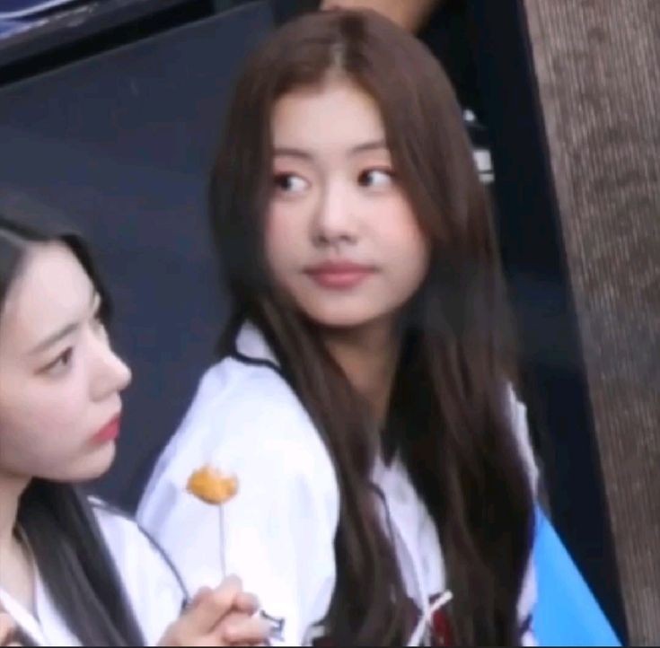 garamdools's tweet photo. her cheeks 🍞 https://t.co/ruaIDHxEmt