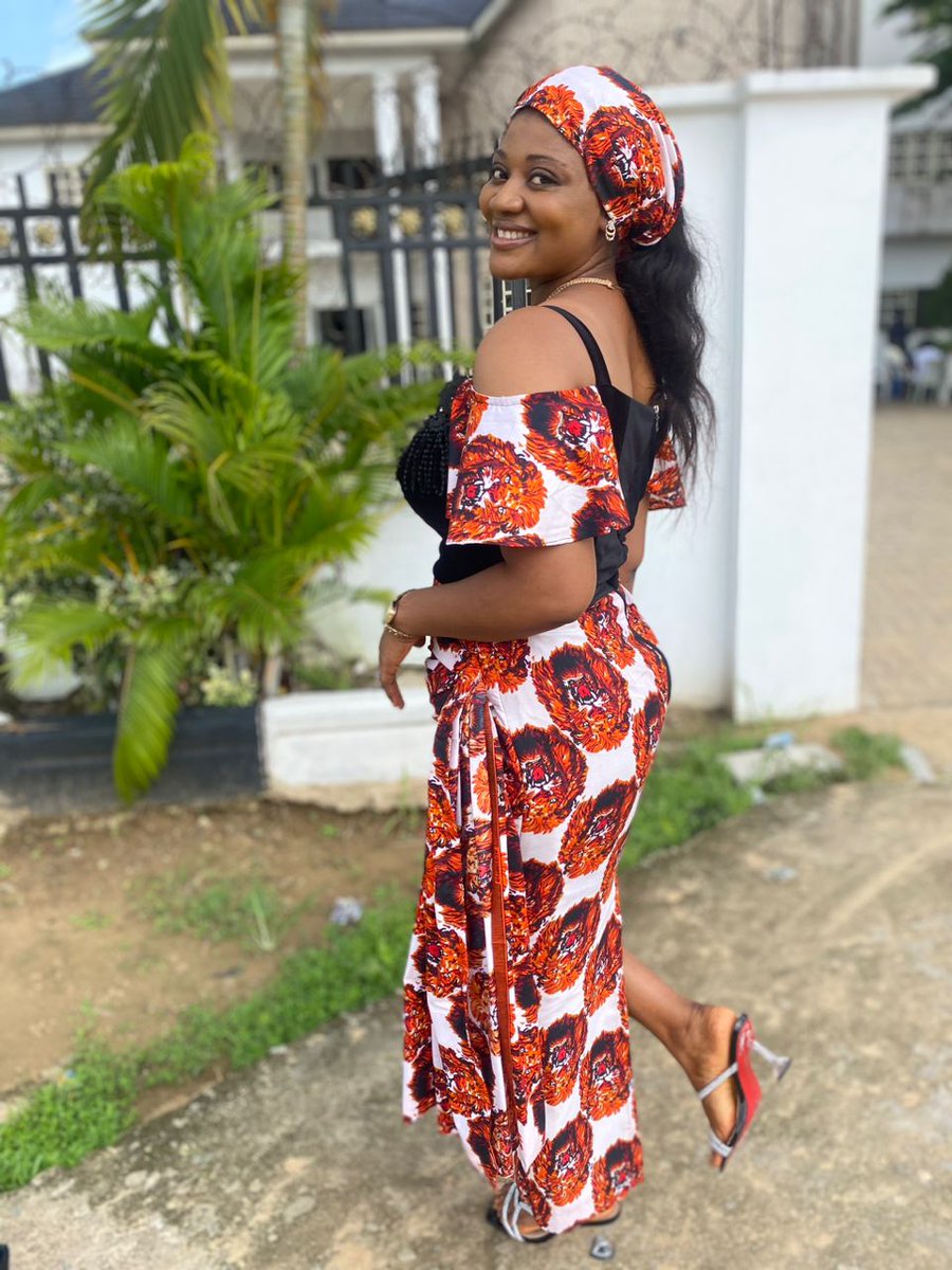 staicy25's tweet photo. Happy Sunday beautiful People.
My hustle 101, I made this beautiful dress for my beautiful client 😍 and she slayed it effortlessly 👌.
#Tailorgeng
#staivysapparels
#Tailoredbyyourstruly✂️ https://t.co/41YZ49Gc8G