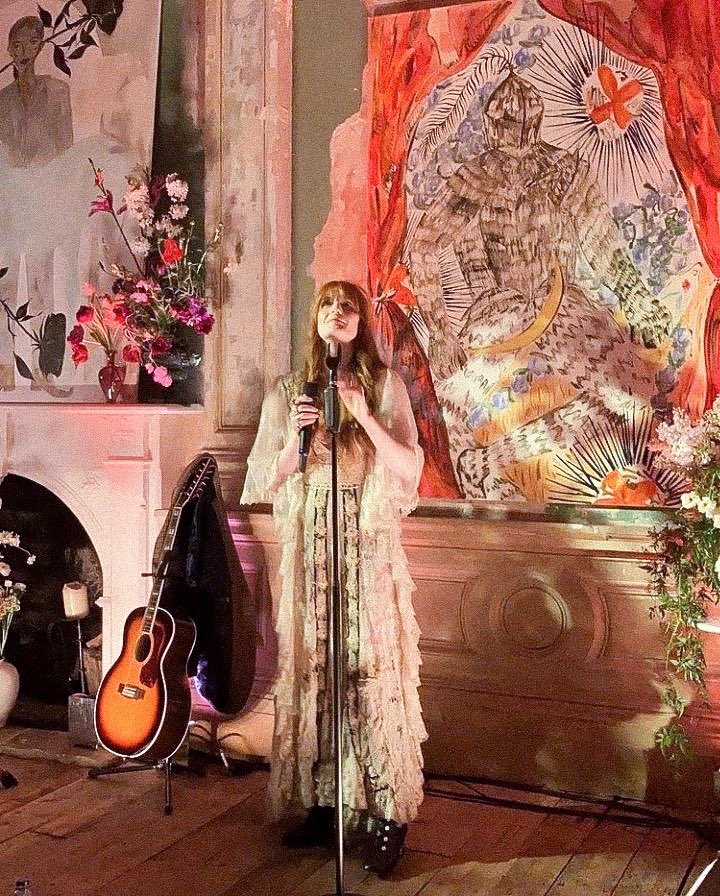 florencearchive's tweet photo. shining ✨ https://t.co/vu657W1s9J