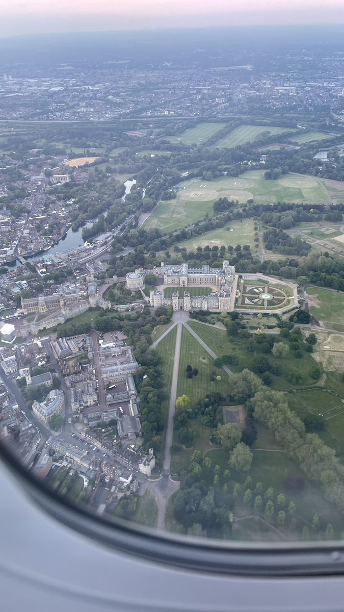 Great photo of Windsor Castle as we were coming into land at @HeathrowAirport flying with @British_Airways 

@RoyalFamily #windsorcastle #castle #windsor