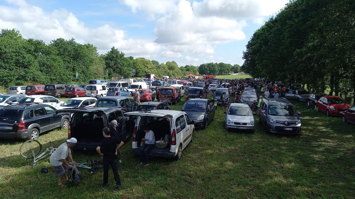HuchetErwan's tweet photo. Des «pseudos écolos» sortent du centre ville de #Nantes, viennent en voiture, avec leur vélo dans le coffre pour la photo, jouent aux sauveurs de la planète en s’amusant le dimanche à détruire les cultures vivrières de notre département😡, parmi la manif les élus EELV🤦🏻‍♂️
Minable👎🏻 https://t.co/yJfht49jV8