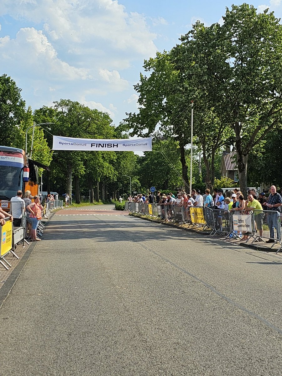 Alles is weer bij elkaar in de laatste ronde. Het gaat hoogstwaarschijnlijk een massasprint worden in Roden.
#OmloopVanNoordenveld <a href="/Clubcompetitie/">Clubcompetitie</a>