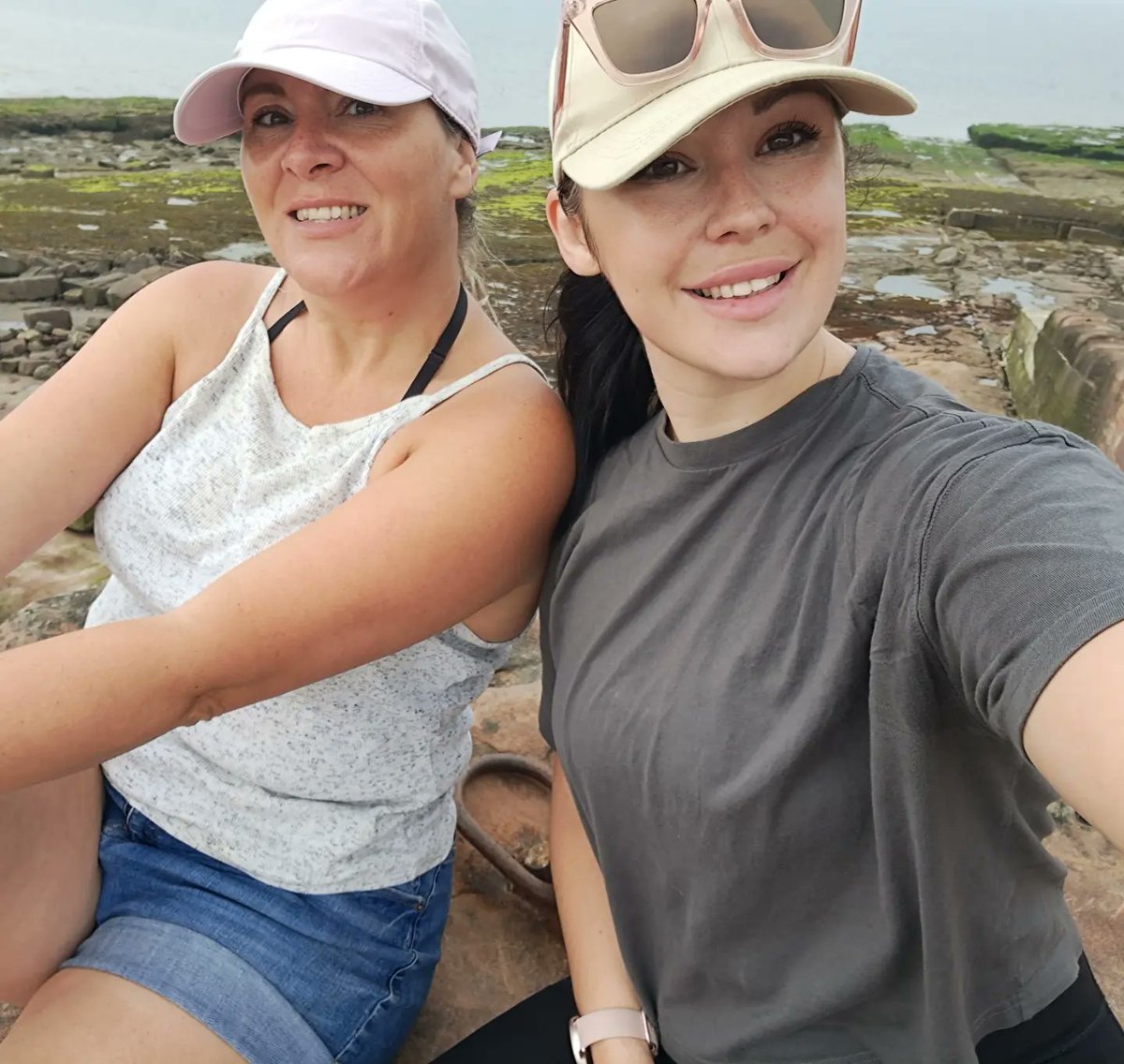 CScott23x's tweet photo. Gorgeous little afternoon walking upto Hilbre Island with the bestie ✨️❤️☀️ https://t.co/EoSfEBo11X