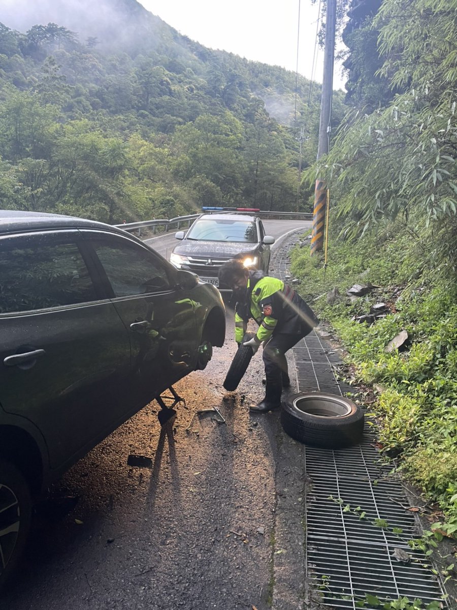 有民眾清晨在山上爆胎，打110報案「輪胎爆了，能不能派一個會換胎的」，警方雖傻眼，體諒民眾在高山遇到困難心情焦急，仍使命必達前往幫忙換胎，但希望民眾可以將心比心，注意一下態度與口氣。（圖／仁愛分局提供） 【派一個會換胎的！警嘆「口氣可以好一點」】