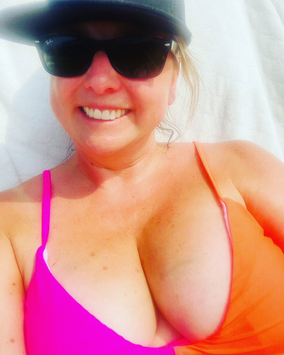 shell_lou's tweet photo. ☀️☀️☀️☀️☀️☀️☀️☀️☀️☀️
Hope you’re all enjoying the sun
#goodboobs #badpolleneyes #fantasticmortgagebroker https://t.co/11FDU6IfaP