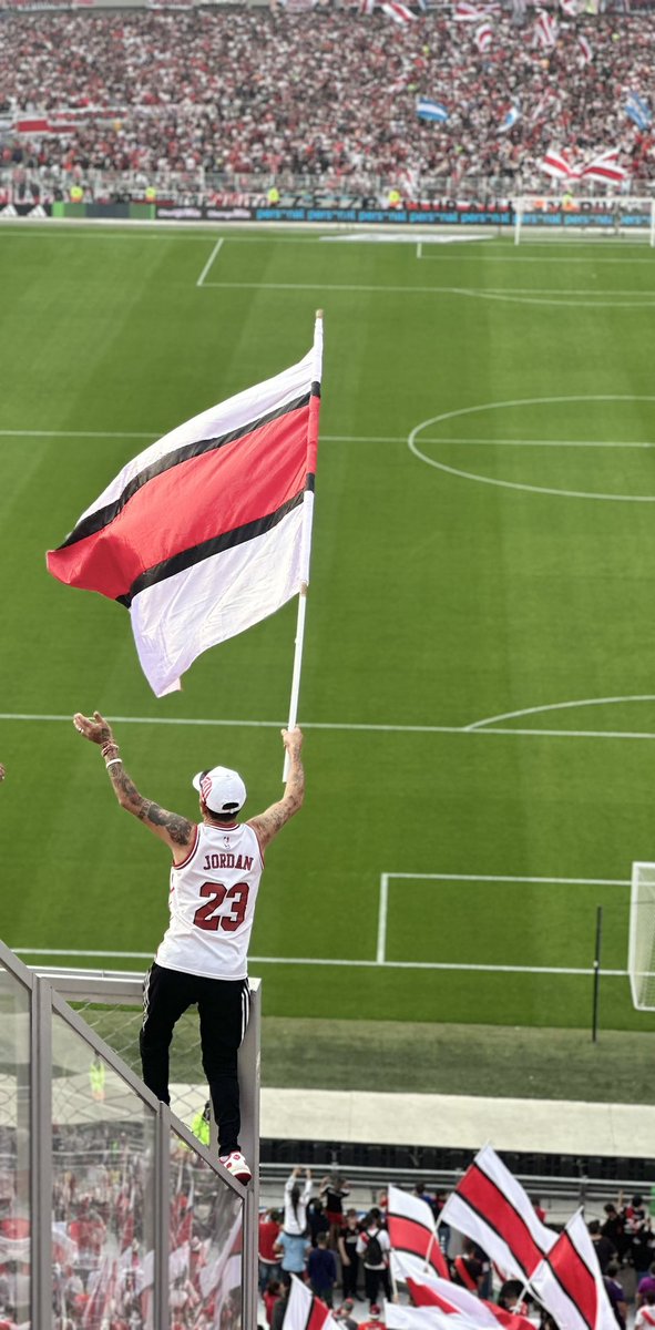 alandelibes's tweet image. Ayúdenme a encontrarlo, tiene la foto de su vida 
⚪️🔴⚪️