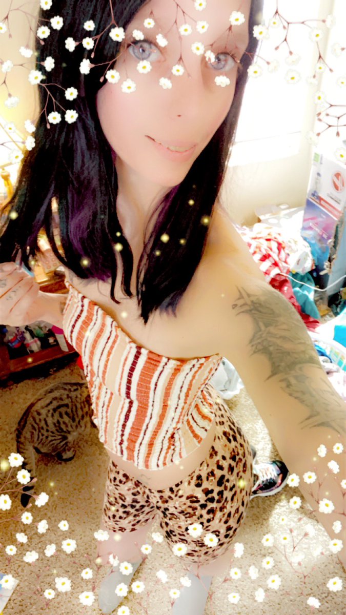 SurandaSmith2's tweet photo. I’m lookin for a girl that is welling to have a three way with my man &amp; me ? https://t.co/Yn3Rf5yOWq