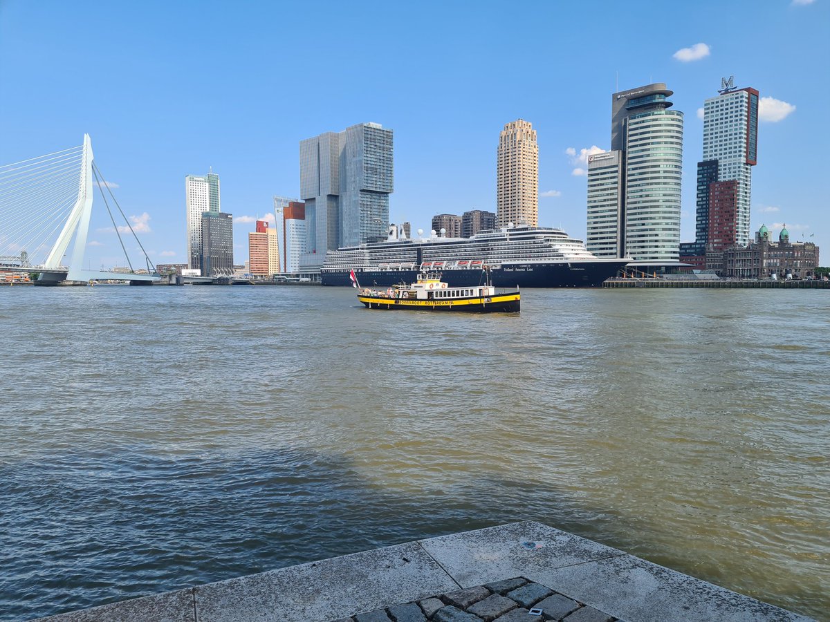 marian070249's tweet photo. De Borrelboot vaart voorbij,  ik wacht op vertrek Zuiderdam.....
@HALcruises https://t.co/nuCzbdN3Wf