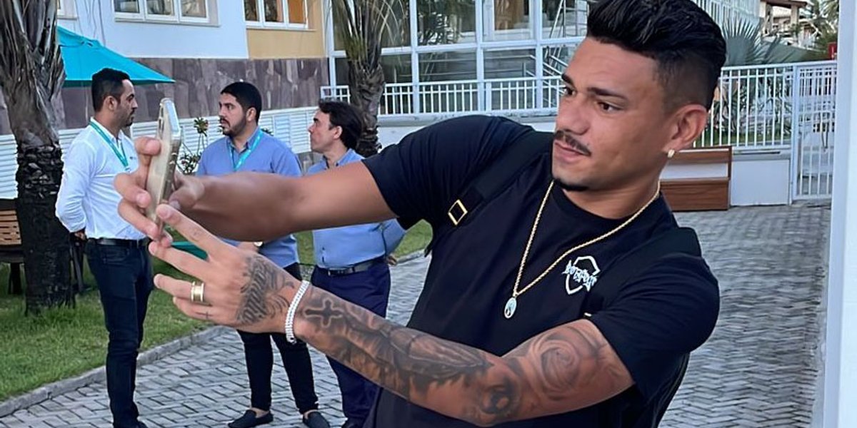 diistorcendo's tweet photo. Qual legenda vocês dariam pra essa selfie? 🤳
O que o Tiquinho Soares tá jogando é sacanagem.
Segue o líder! Aproveita e segue o artilheiro também! ⚽️
Putfire 🔥
Não deixem de seguir a @camisa12futebol
#futebol #selfie #botafogo #tiquinhosoares #lider #putfire https://t.co/nzI5LUd684