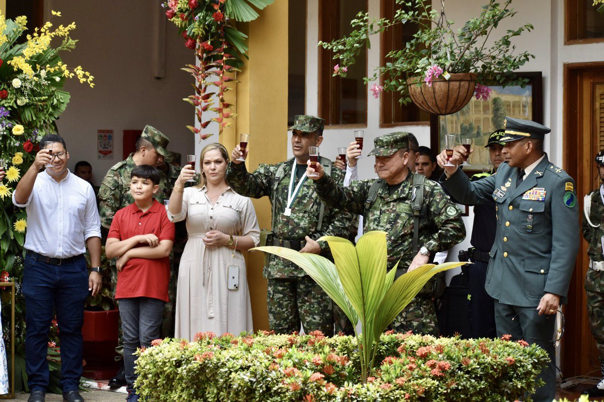 ManuelGondi's tweet photo. Con gran satisfacción, agradezco al Dios todo poderoso por permitirme comandar durante un año la #Brigada14, me voy agradecido con cada uno de mis soldados y personal civil, porque gracias a su arduo trabajo me permitieron el cumplimiento de múltiples misiones. https://t.co/KNUoKazOlv