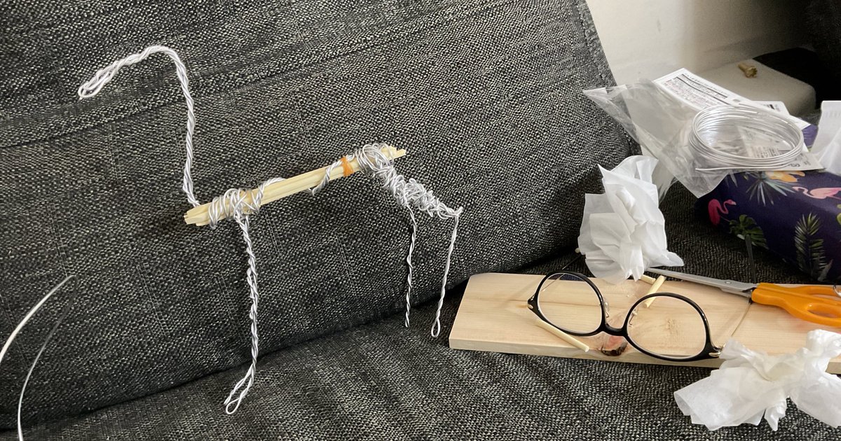 道に落ちてた枝をツノにして、鹿を作ろうと土台をねじねじしているところ。 https://t.co/2NoEuiYTtA