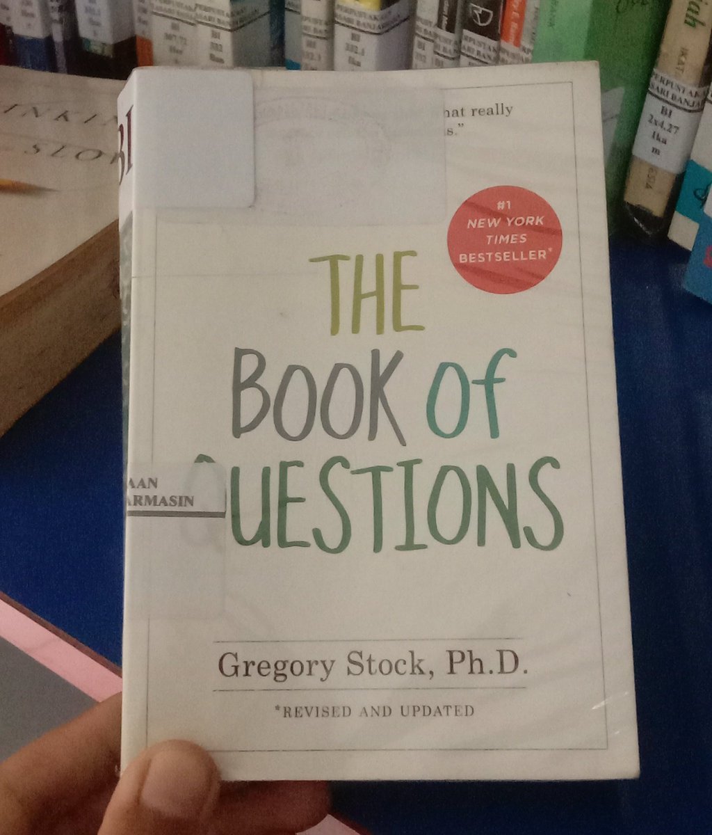 Greenerpyn's tweet photo. Beberapa buku populer yg aku temukan di perpustakaan kampus #welovebooks ♡ https://t.co/JzjUeuWzBW