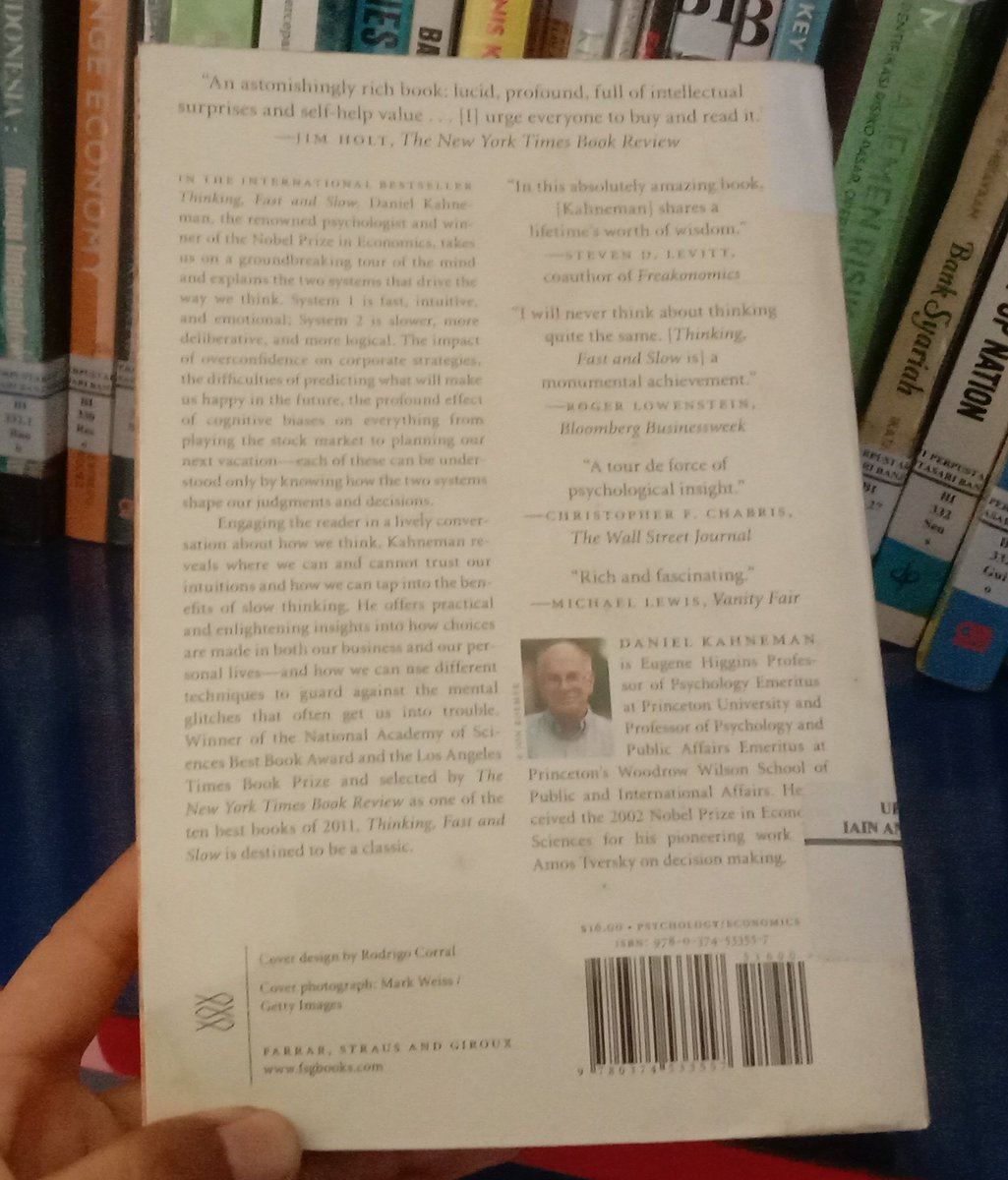 Greenerpyn's tweet photo. Beberapa buku populer yg aku temukan di perpustakaan kampus #welovebooks ♡ https://t.co/JzjUeuWzBW